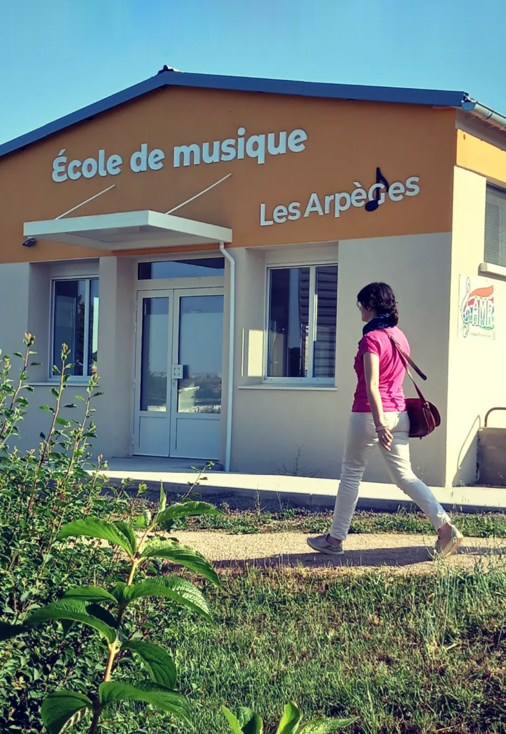 Identité visuelle, création et réalisation de lettrines pour l'enseigne d'un bâtiment