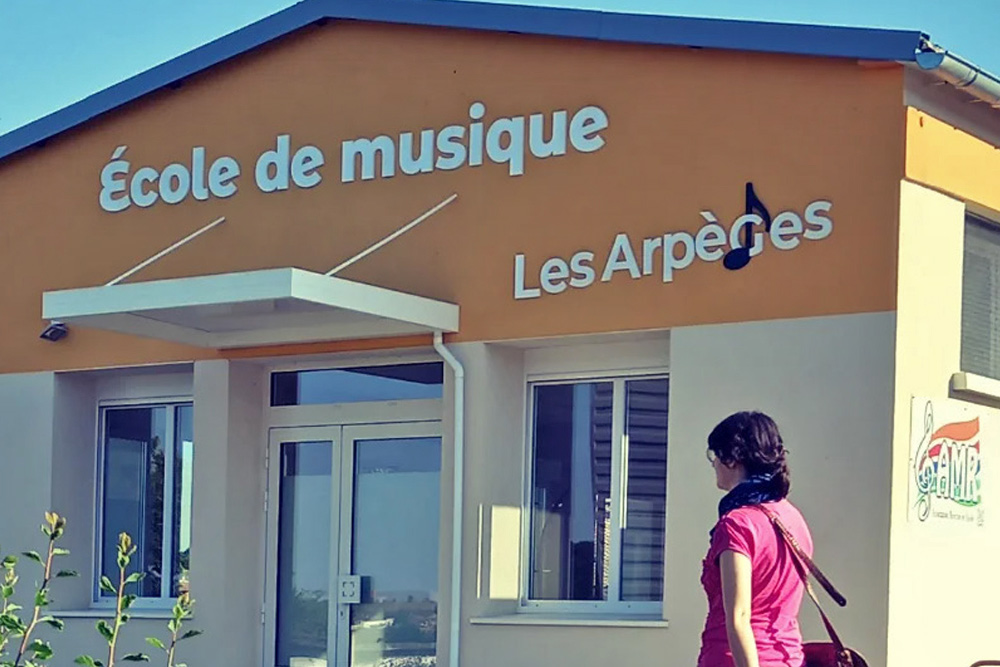 Identité visuelle, création et réalisation de lettrines pour l'enseigne d'un bâtiment